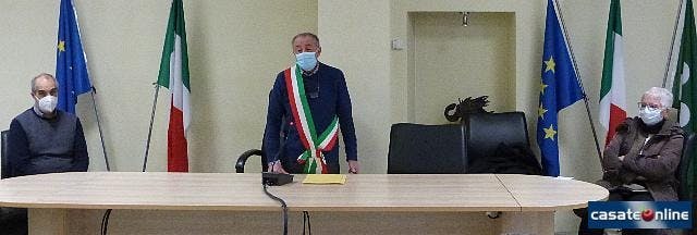 Il sindaco Bruno Crippa fra gli assessori Paolo Redaelli e Laura Pozzi