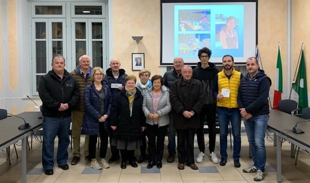 Foto di gruppo con i volontari, gli amministratori comunali e i responsabili di Missaglia in Rally