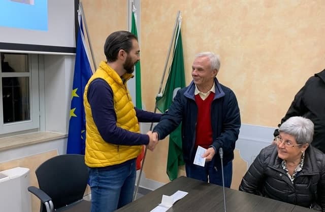 L'assegno consegnato ad Albino Garavaglia della Fabio Sassi
